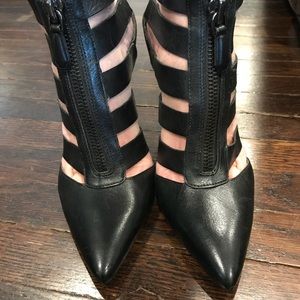 KENNETH COLE ..Leather High heels..💫